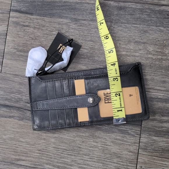 - Frye wallet - Picture 5 of 9